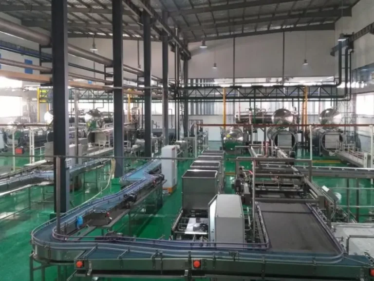 Dos líneas de llenado de bebidas de alta velocidad (800 latas por minuto) y autoclaves de esterilización.